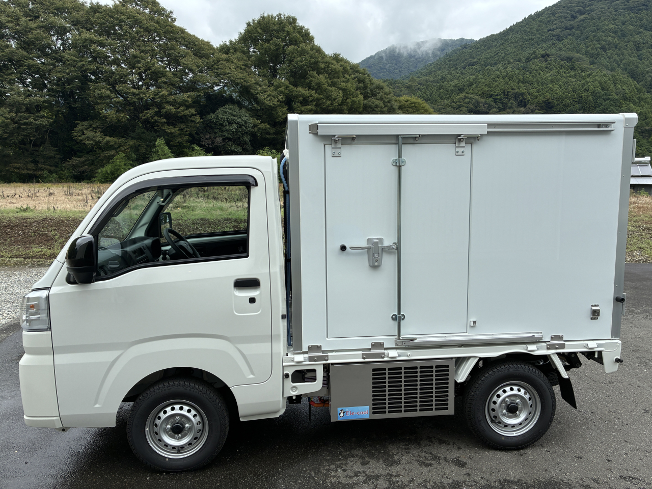 電気冷凍車　２０２５年式　ダイハツ　ハイゼット　３BDーS500P　CVT 　2WD  　   中温 -5℃～+20℃　未使用車　１００V（家庭用電源）スタンバイ付　　片側ポール式スライドドア（東洋ブラザー製）省力パック付